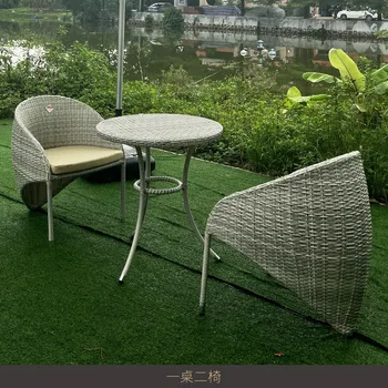 Открытый сад живописная зона внутренний двор плетеные из ротанга столы и стулья открытый приморский бар кофейня отеля алюминиевый сплав