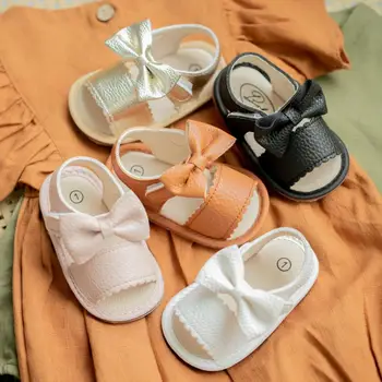 Летняя новая обувь для новорожденных в первый день для малышей, однотонная противоскользящая резиновая подошва, удобная обувь для маленьких девочек, кружевные сандалии с бантом
